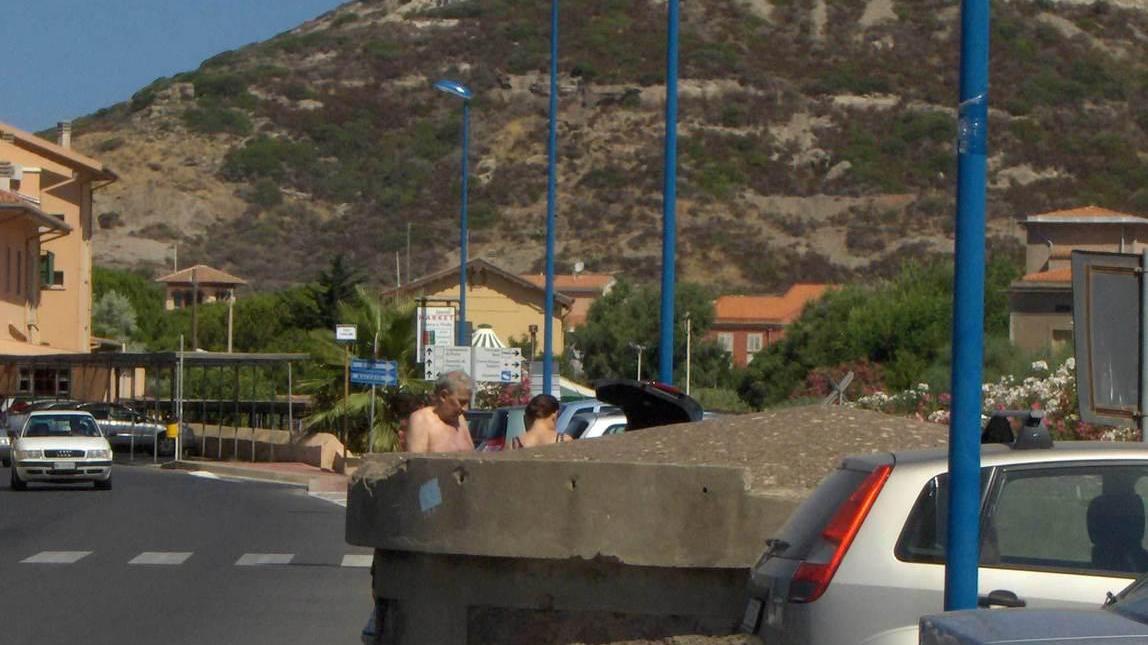 Bosa, sorpreso a lasciare rifiuti ingombranti sul lungomare