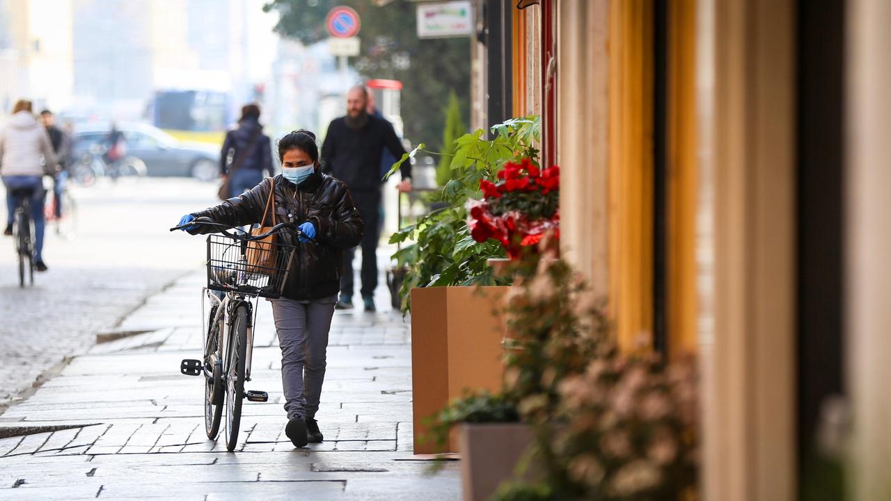 In giro per Modena. La mascherina? Ormai è un accessorio comune nella città quasi deserta