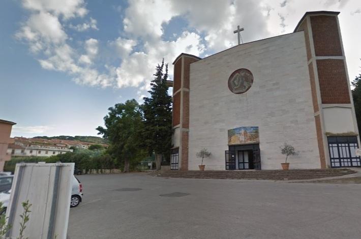 Madre morta e figlia priva di coscienza trovate in un’auto di fronte alla chiesa 