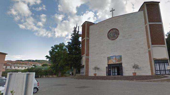Madre morta e figlia priva di coscienza trovate in un’auto di fronte alla chiesa