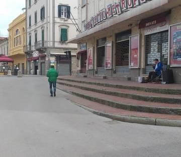 Strade semideserte, viaggio nel silenzio di una città fantasma 