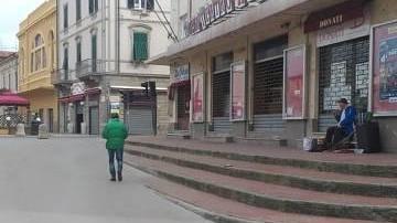 Strade semideserte, viaggio nel silenzio di una città fantasma