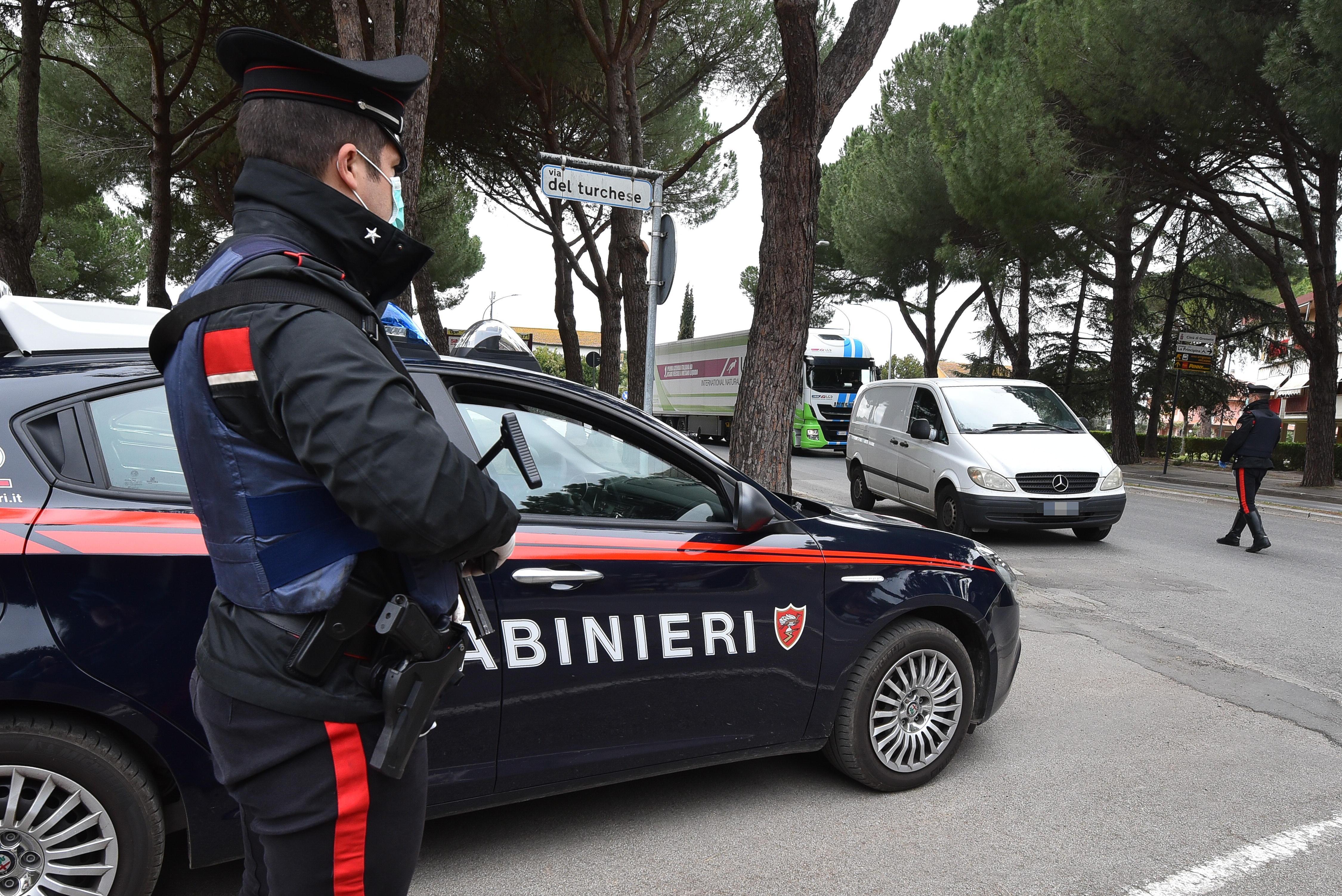 Controlli a tappeto in tutta la provincia, prime denunce per chi si trova fuori casa 