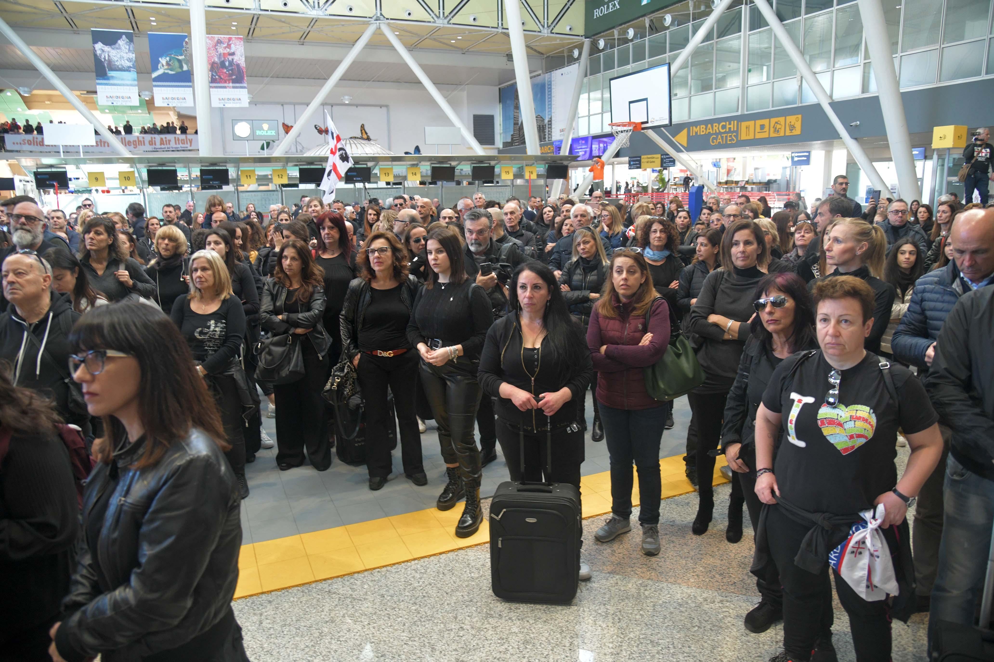 La mobilitazione per Air Italy all'aeroporto di Olbia (foto Giovanna Sanna)