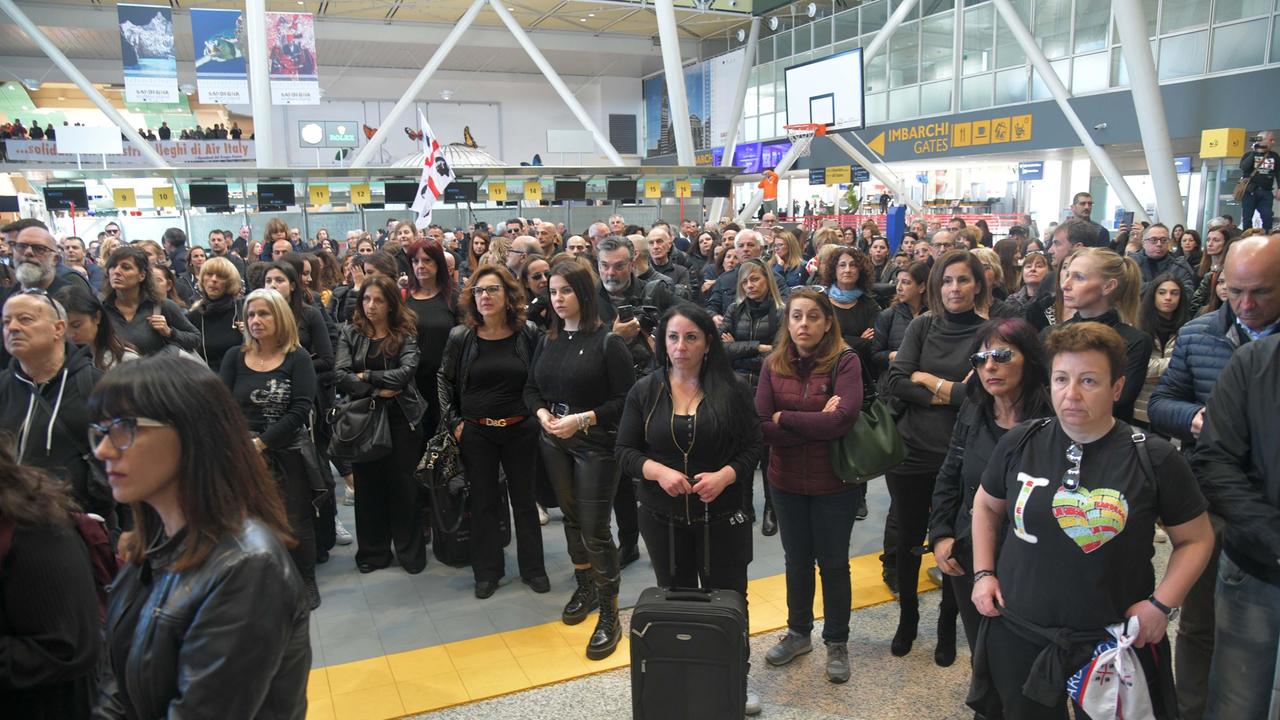 La mobilitazione per Air Italy all'aeroporto di Olbia (foto Giovanna Sanna)
