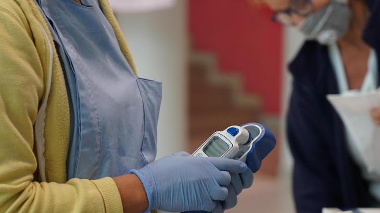 Personale infermieristico in ospedale (foto Franco Silvi)