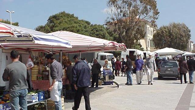 Mercatino all'aperto in questi giorni vietato dalle regole per combattere la diffusione del Coronavirus, immagine di repertorio