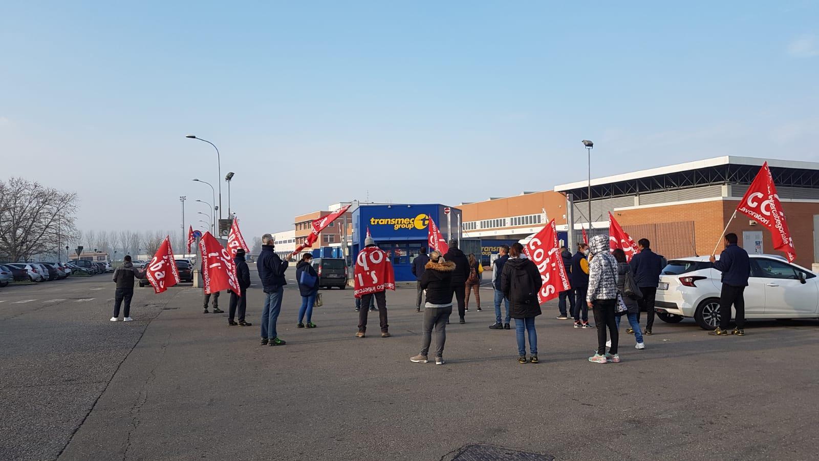 Proteste davanti all'Opas di Carpi e alla Transmec di Campogalliano: denunciati 8 sindacalisti Si.Cobas