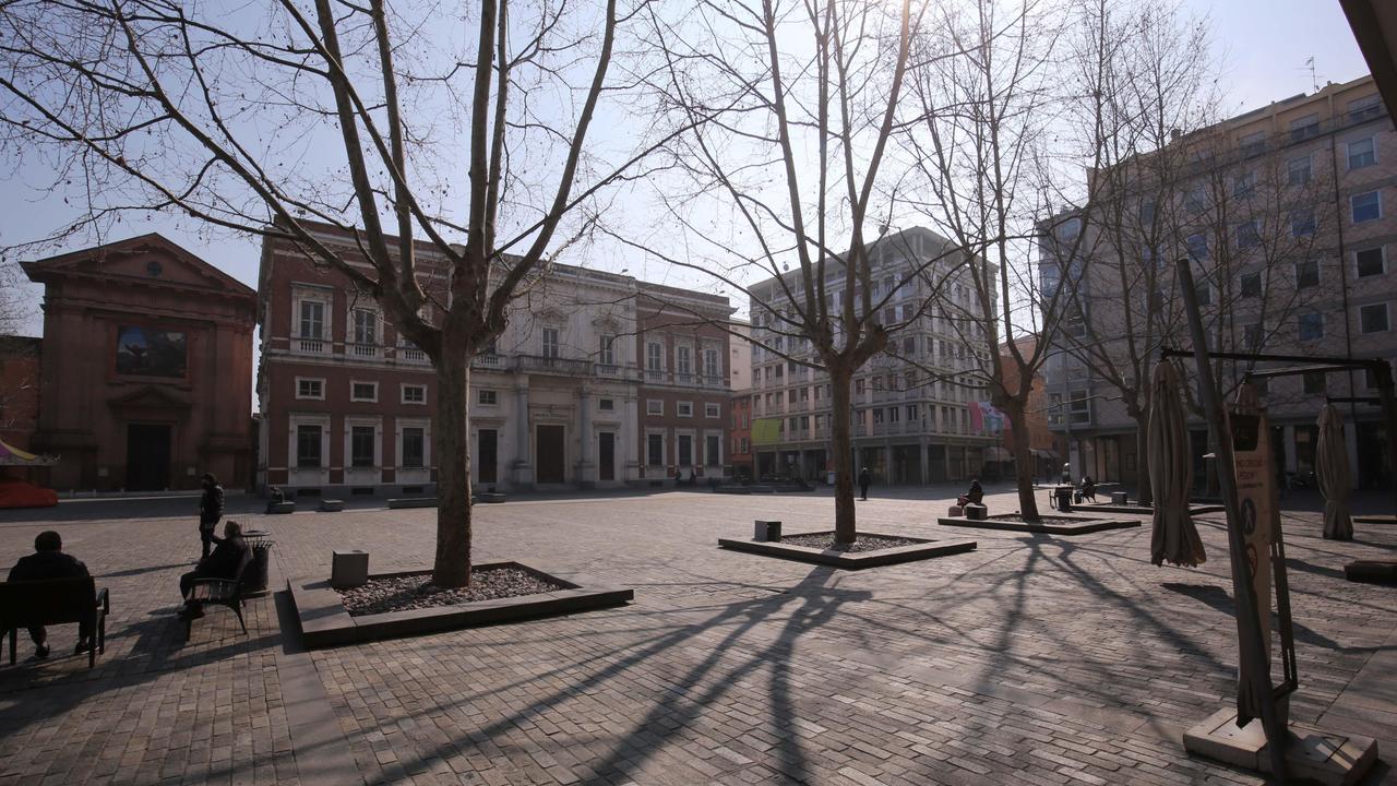 Coronavirus, a Reggio Emilia chiusi tre parchi e vigili con i megafoni. Via alla sanificazione delle strade