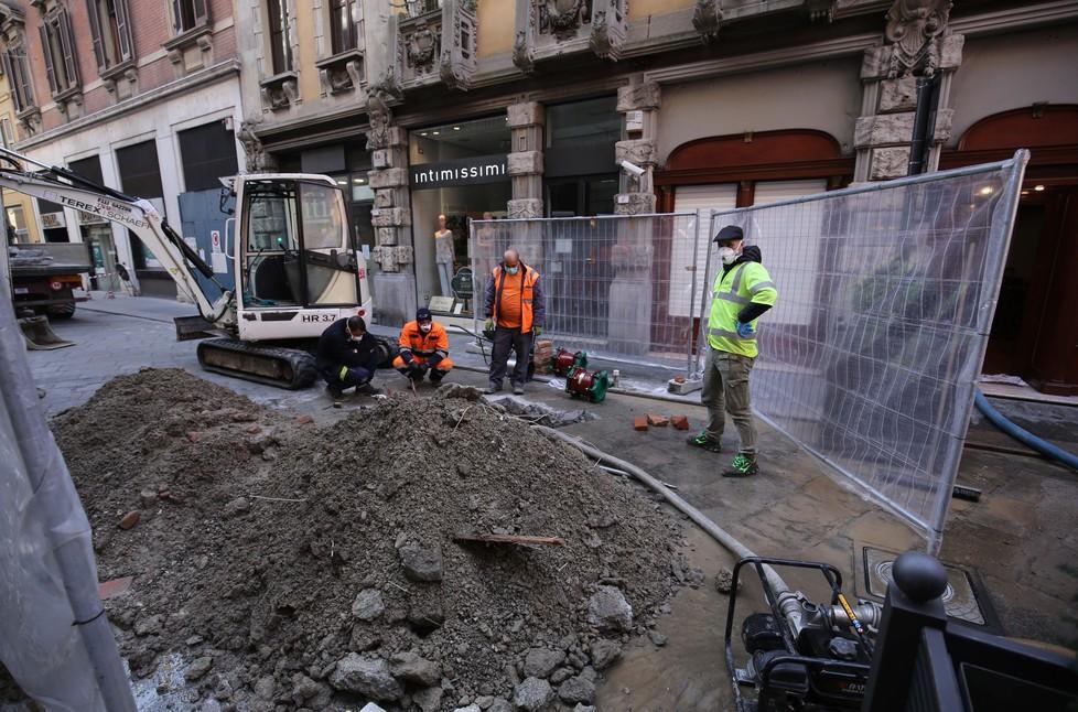 Reggio Emilia, si rompe una tubatura in centro storico: cittadini senz’acqua e cantine allagate 