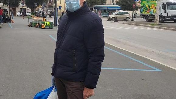 In un mercato spettrale restano 8 banchi di cibo