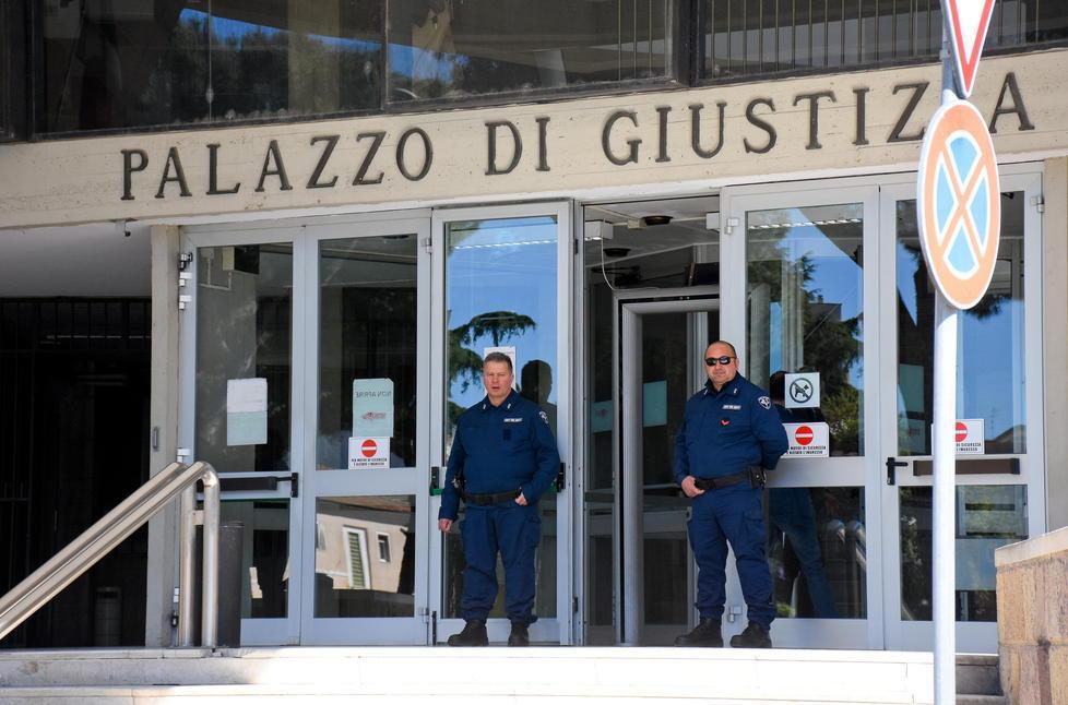 Ricatto a luci rosse «Ho il video, paga» 
