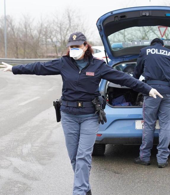 Rifiuta il controllo e come reazione tossisce in faccia a un poliziotto 