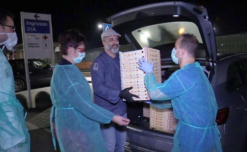 «L’impasto era pronto», decine di pizze donate al personale sanitario 