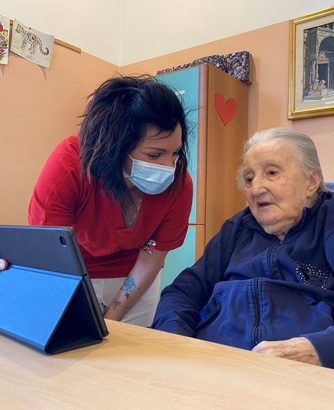 Videochiamate dei familiari per gli ospiti dell’Asp