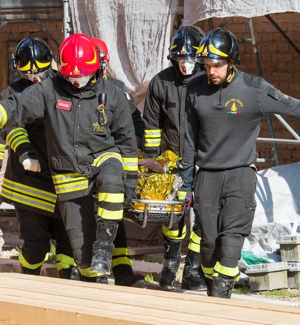 Cade da due metri di altezza Grave operaio di 58 anni 