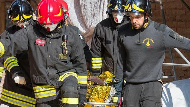 Cade da due metri di altezza Grave operaio di 58 anni
