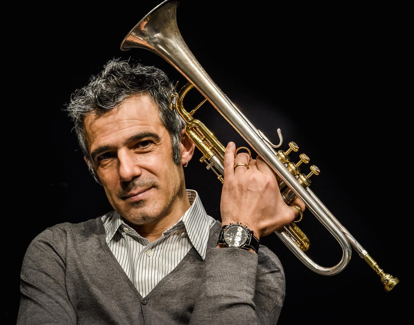 Tutti i messaggi degli artisti sardi. Fresu: «Ascoltatevi Miles Davis» 