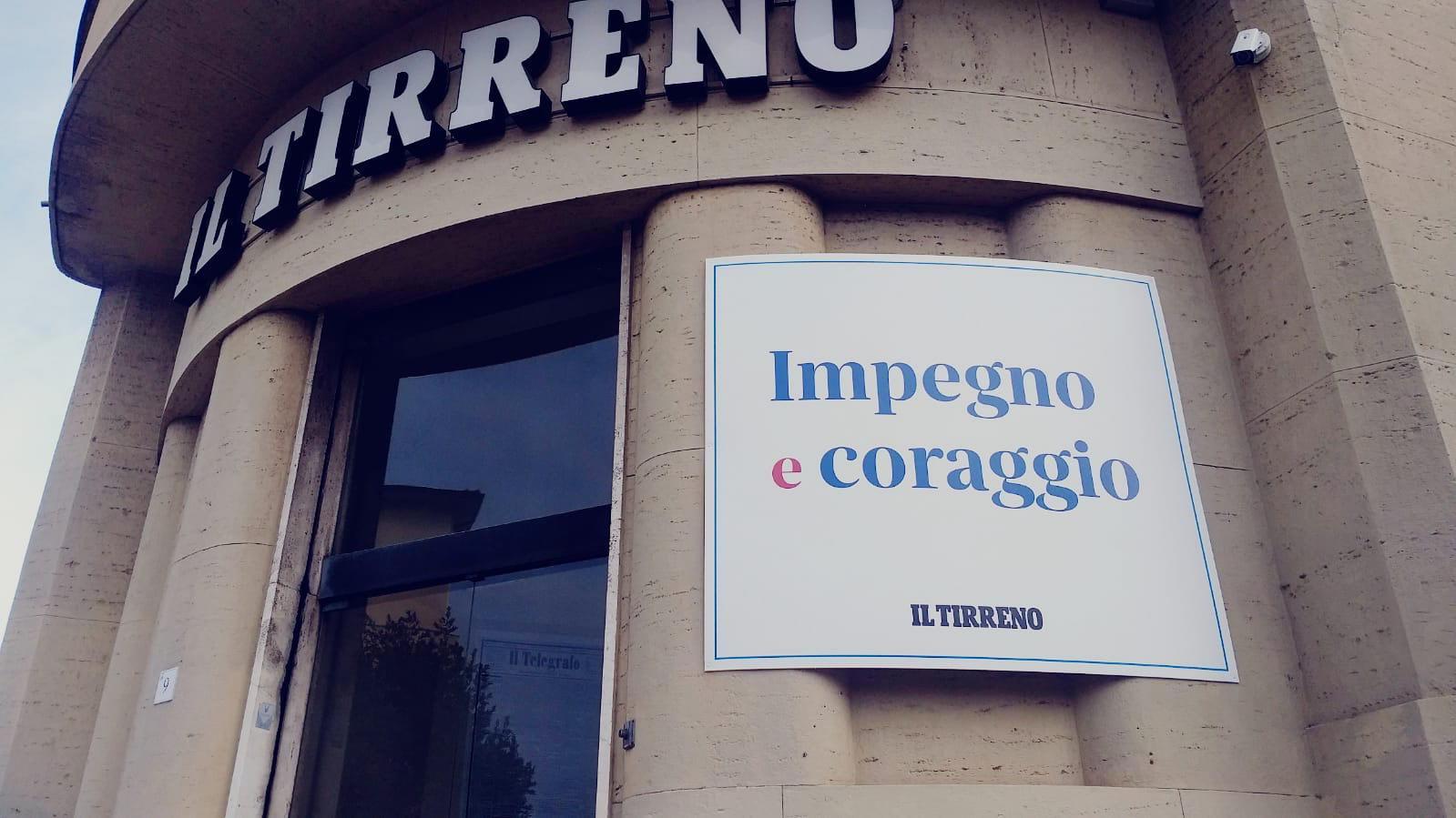 Il pannello fuori dalla sede del Tirreno a Livorno
