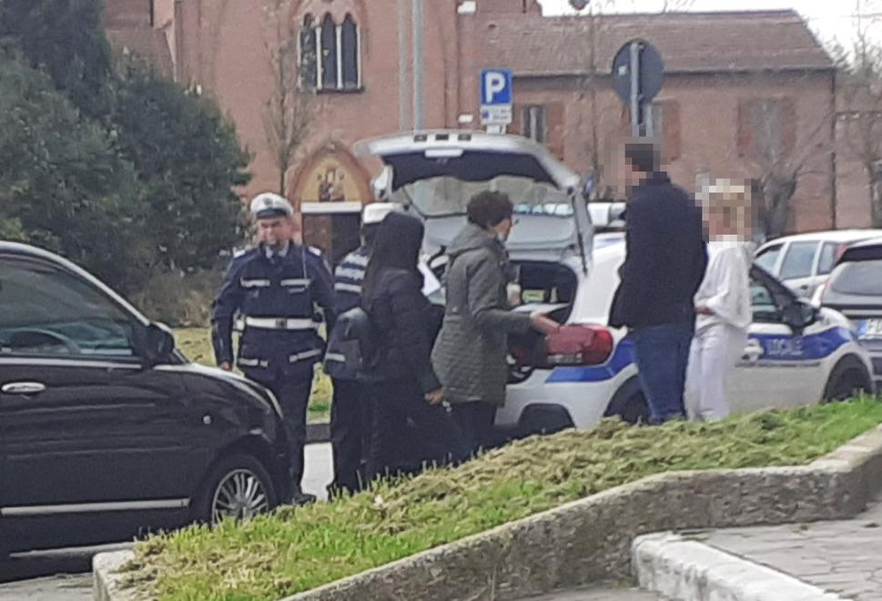 Bar e centro estetico trovati aperti E troppa gente in giro senza motivo 