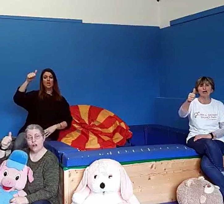 Alcune educatrici che raccontano le favole via Facebook