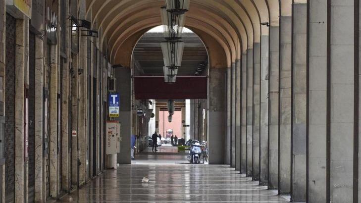 Via Grande spettrale cuore della città deserta. Tutti in casa a cucinare e la spesa è una gioia