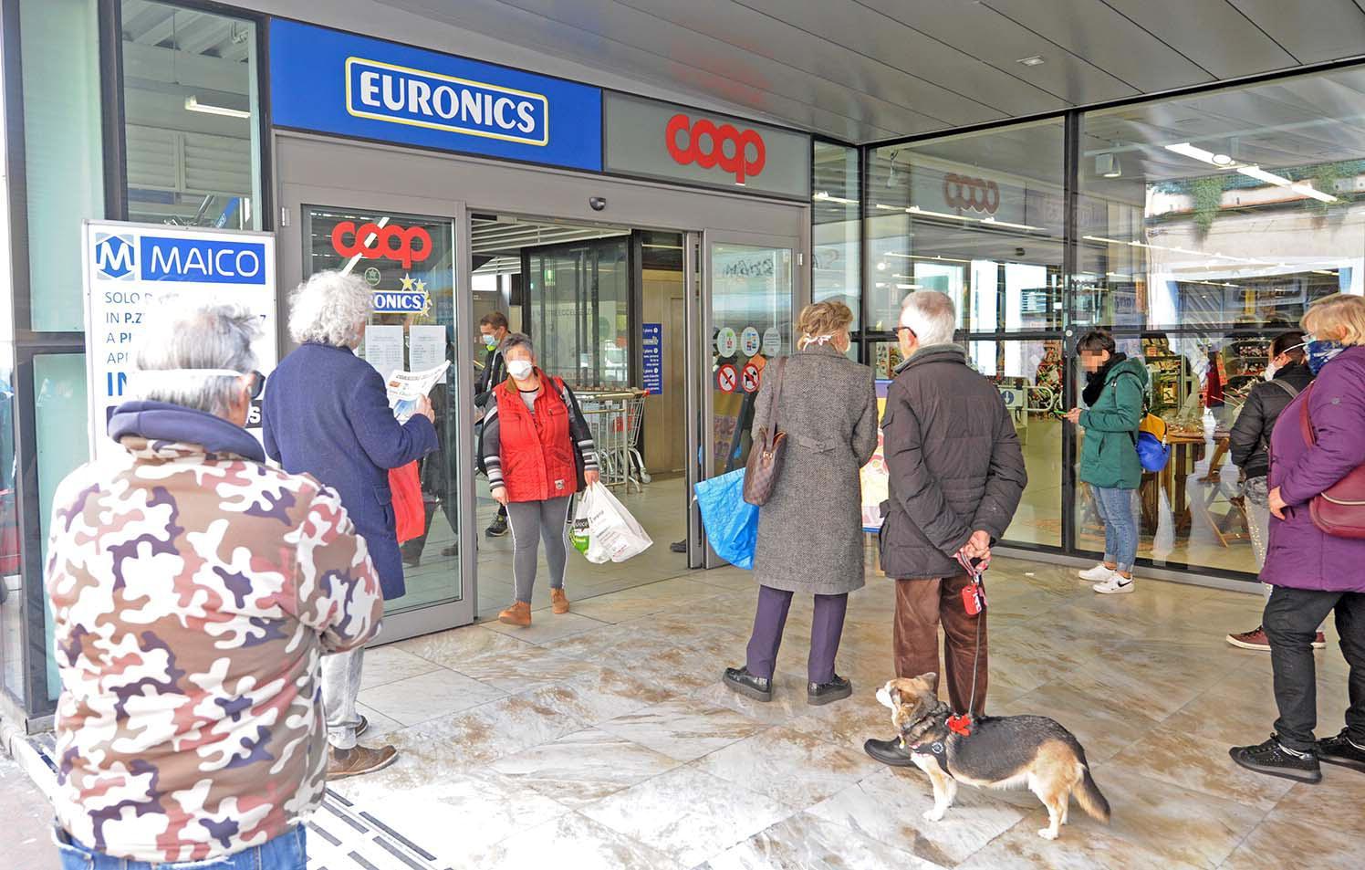 Nei supermercati file ordinate e carrelli pieni (foto Paolo Barlettani)