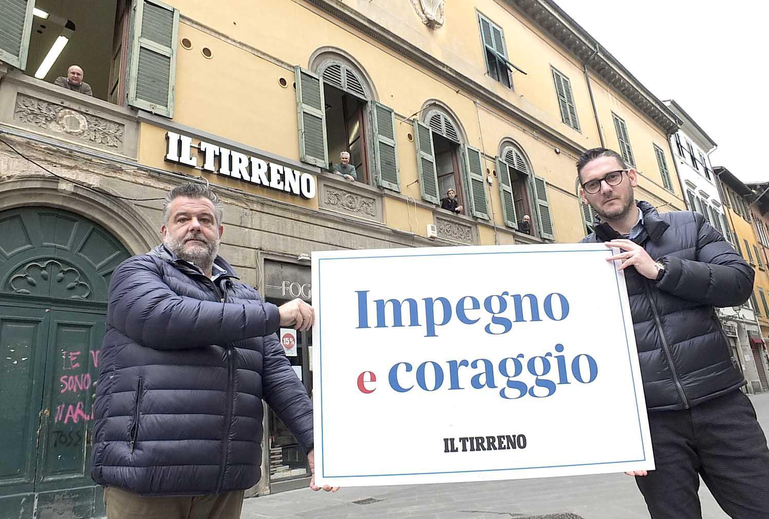 Il cartello che da ieri pomeriggio campeggia all’ingresso della redazione pisana de Il Tirreno (Foto Fabio Muzzi)