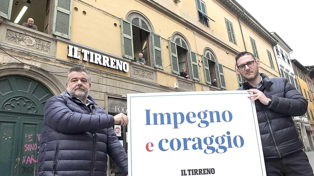Il cartello che da ieri pomeriggio campeggia all’ingresso della redazione pisana de Il Tirreno (Foto Fabio Muzzi)