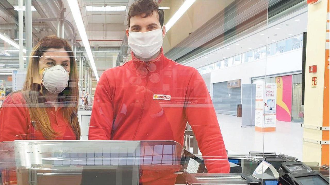 Coronavirus, dietro al bancone o alle casse: loro non restano a casa. E lo fanno per tutti