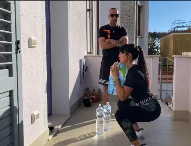 Il tappeto del salotto e le casse di acqua: così l’abitazione diventa una palestra 
