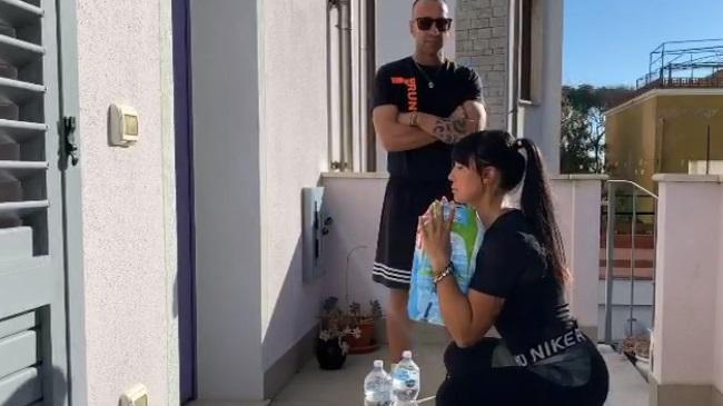 Il tappeto del salotto e le casse di acqua: così l’abitazione diventa una palestra