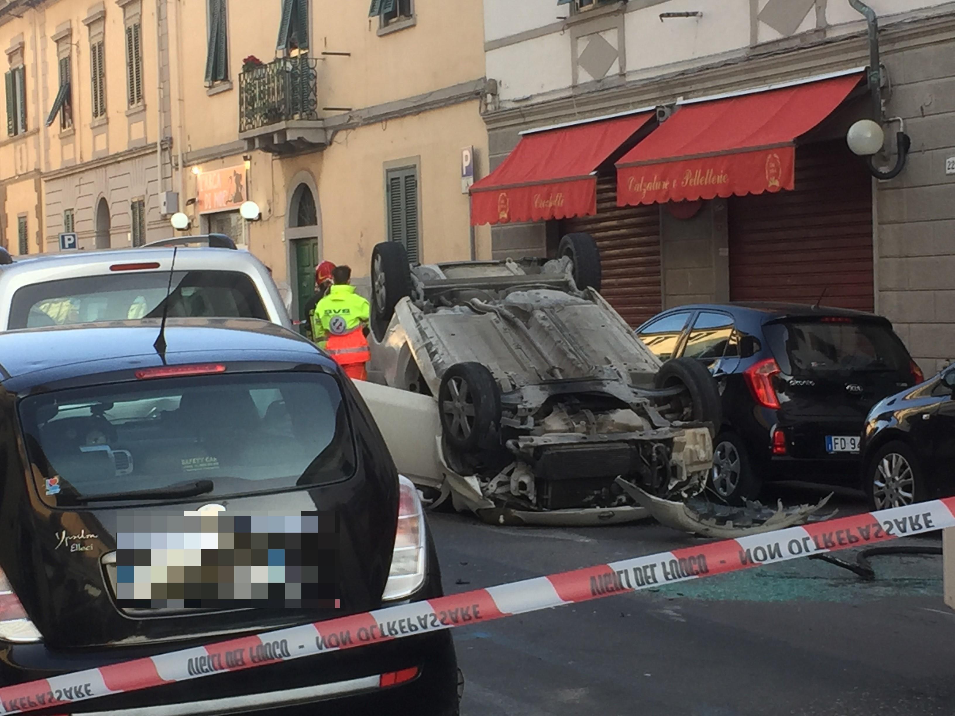 L'auto ribaltata in via di Salviano