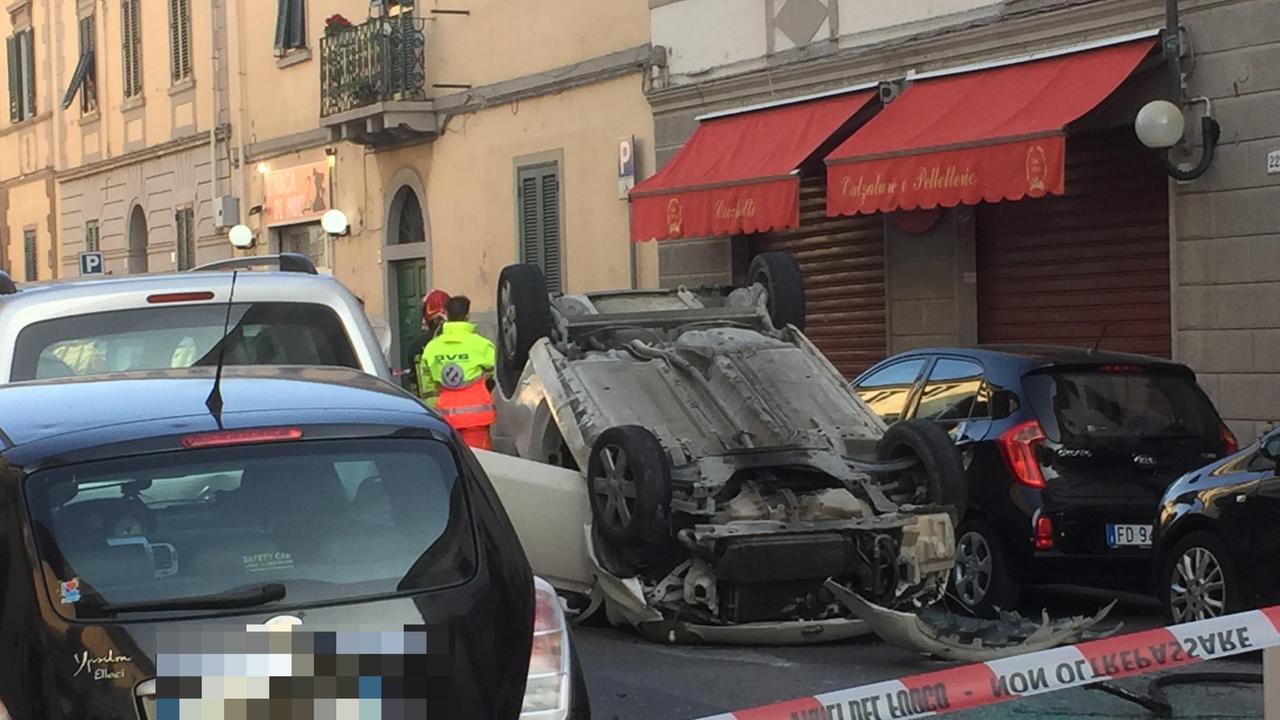 L'auto ribaltata in via di Salviano