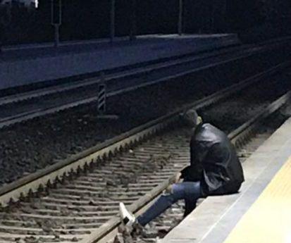 Carpi. Ragazzi che sfidano l’arrivo del convoglio 