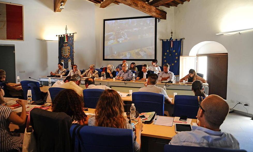 Rosignano, ok del consiglio al bilancio di previsione: tariffe invariate, tassa sui rifiuti in attesa 