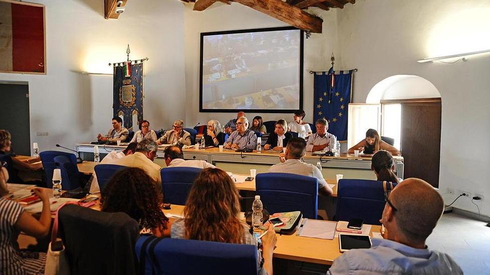 Rosignano, ok del consiglio al bilancio di previsione: tariffe invariate, tassa sui rifiuti in attesa
