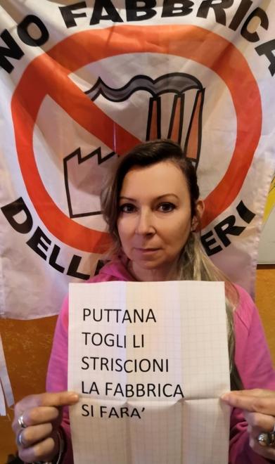 Petra Franchi si è fatta fotografare con il volantino offensivo