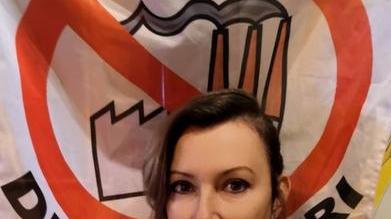 Petra Franchi si è fatta fotografare con il volantino offensivo