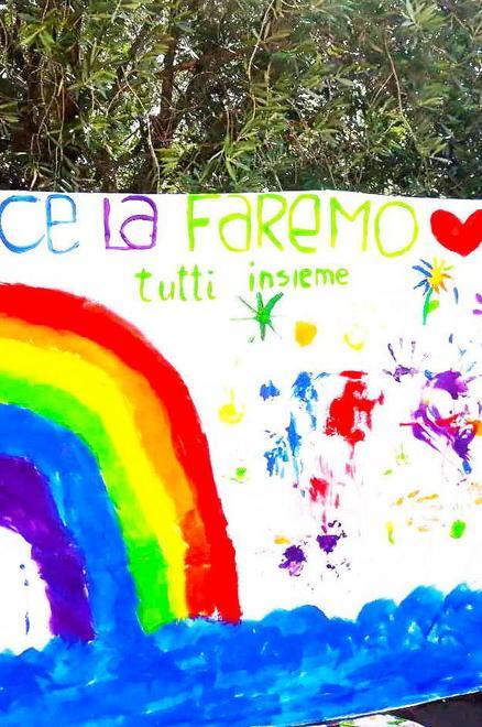 “Andrà tutto bene e staremo vicini” Dai balconi il messaggio di speranza