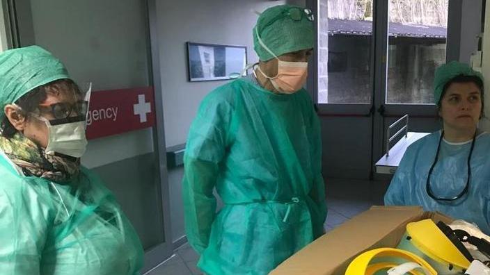 Croce Rossa e Lions donano mascherine e caschi protettivi