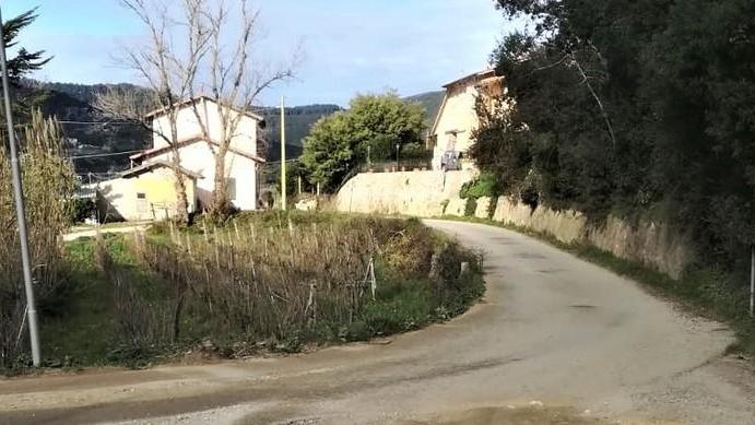 «Questa strada è al buio Pochi bus, telefoni ko e Internet è una lumaca»