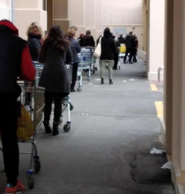 Lo strano venerdì senza mercato Strade vuote, silenzio e mascherine