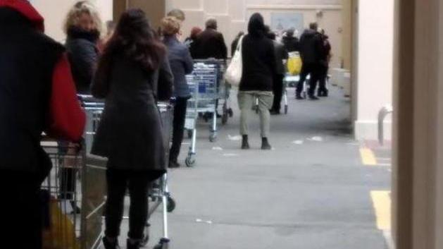Lo strano venerdì senza mercato Strade vuote, silenzio e mascherine