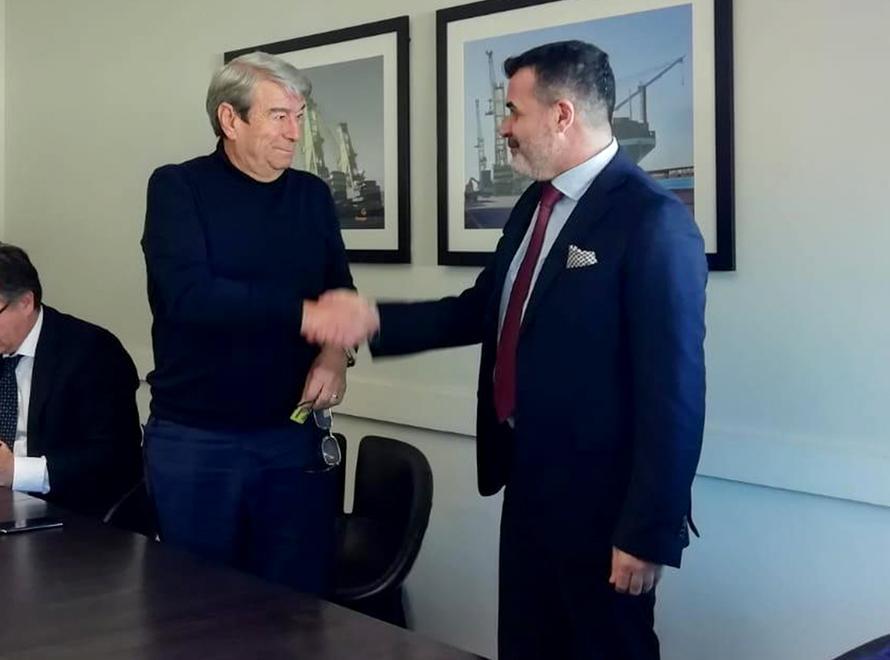 Dalla stretta di mano alle nuove clausole la cessione amaranto è questione di due nodi 