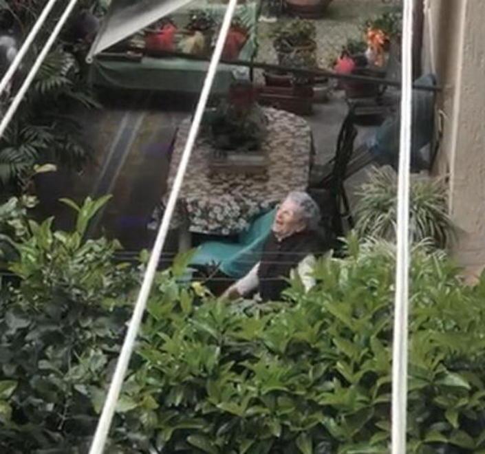 Canta “Azzurro” sulla terrazza «Meno soli con la musica» 