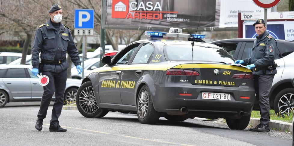 Finge di andare al supermercato, gli trovano la droga