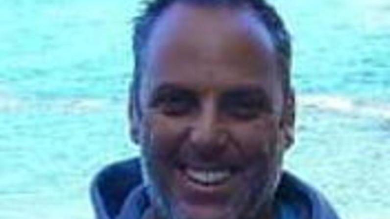 Francesco che insegna il tennis a chi vede con un occhio solo