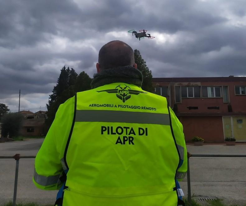 Droni volano in cielo per segnalare gli assembramenti 