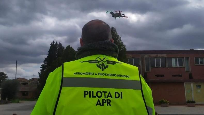 Droni volano in cielo per segnalare gli assembramenti
